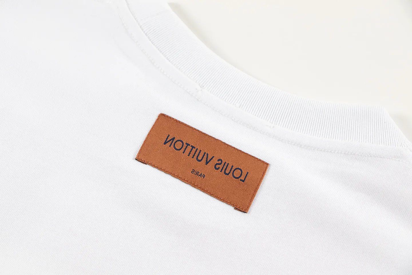 🅿️160 Style: 2026 new LOUIS VUITTON short-sleeved T-shirt Material: High version 300g double yarn combed cotton Size: S～XL Color: White Style number: H157